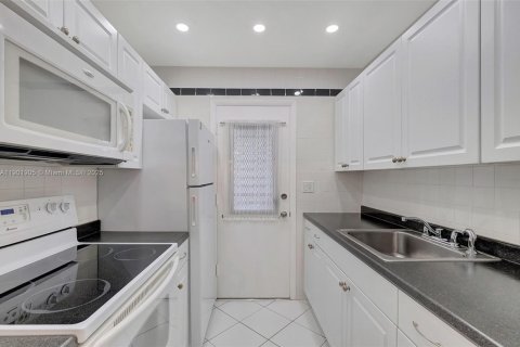 Condo in Miami, Florida, 1 bedroom  № 1953110 - photo 2