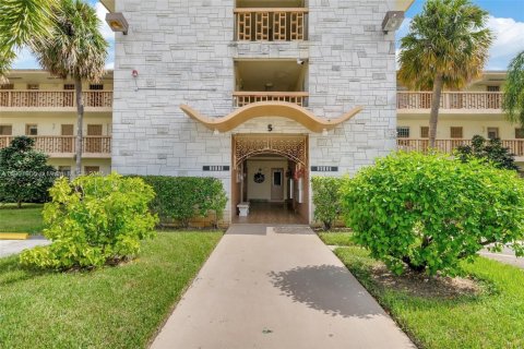 Condo in Miami, Florida, 1 bedroom  № 1953110 - photo 16