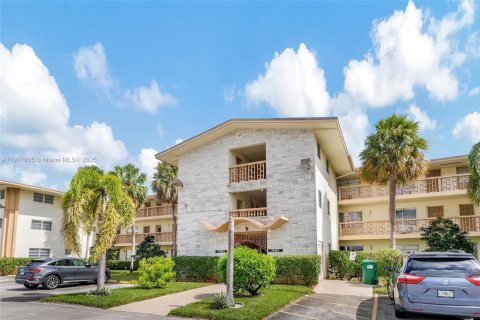 Condo in Miami, Florida, 1 bedroom  № 1953110 - photo 15