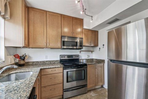 Condo in Saint Petersburg, Florida, 2 bedrooms  № 2148659 - photo 15