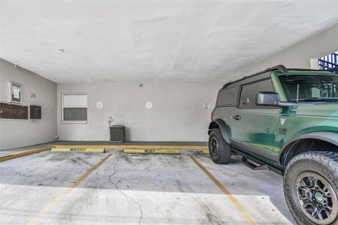 Condo in Saint Petersburg, Florida, 2 bedrooms  № 2148659 - photo 28