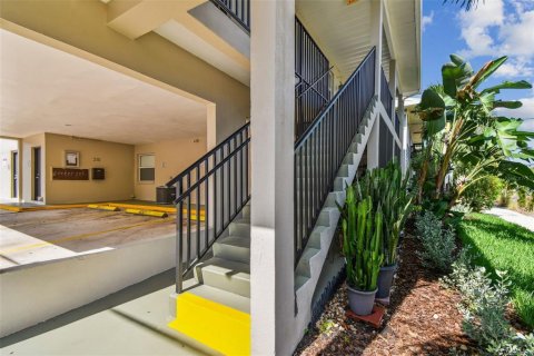 Condo in Saint Petersburg, Florida, 2 bedrooms  № 2148659 - photo 3