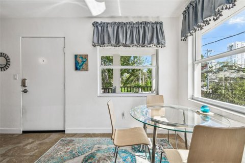 Condo in Saint Petersburg, Florida, 2 bedrooms  № 2148659 - photo 9