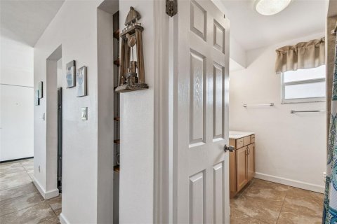 Condo in Saint Petersburg, Florida, 2 bedrooms  № 2148659 - photo 19