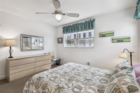Condo in Saint Petersburg, Florida, 2 bedrooms  № 2148659 - photo 22