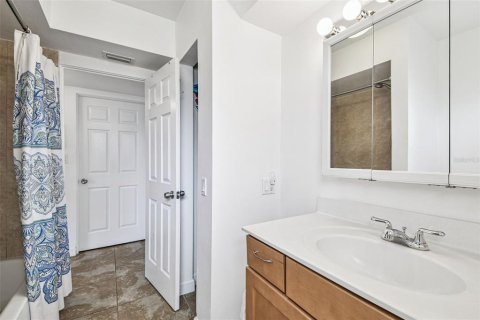 Condo in Saint Petersburg, Florida, 2 bedrooms  № 2148659 - photo 20