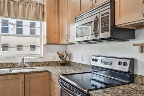 Condo in Saint Petersburg, Florida, 2 bedrooms  № 2148659 - photo 17