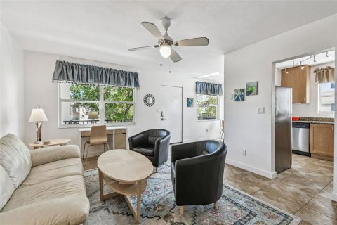 Condo in Saint Petersburg, Florida, 2 bedrooms  № 2148659 - photo 13
