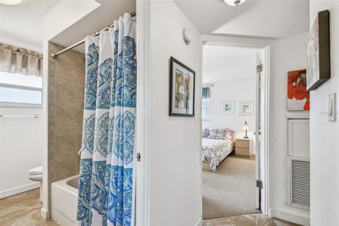 Condo in Saint Petersburg, Florida, 2 bedrooms  № 2148659 - photo 21