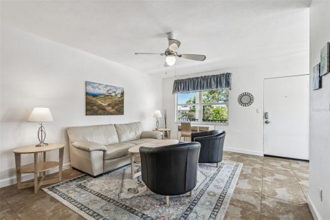 Condo in Saint Petersburg, Florida, 2 bedrooms  № 2148659 - photo 12