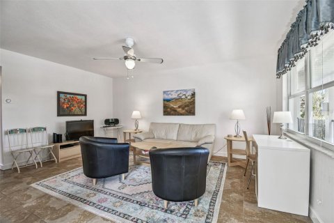Condo in Saint Petersburg, Florida, 2 bedrooms  № 2148659 - photo 11