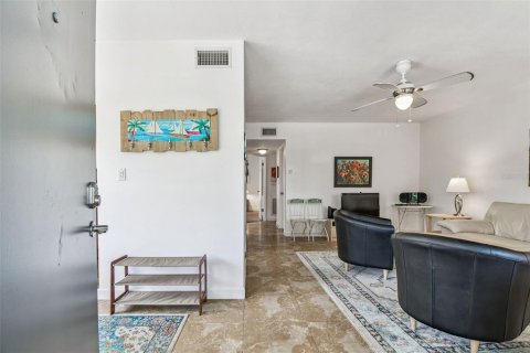 Condo in Saint Petersburg, Florida, 2 bedrooms  № 2148659 - photo 7