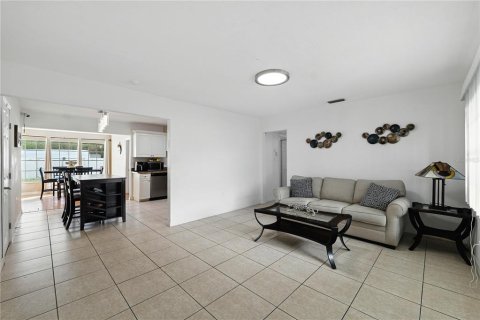 Casa en venta en Tampa, Florida, 4 dormitorios, 156.08 m2 № 1913341 - foto 3