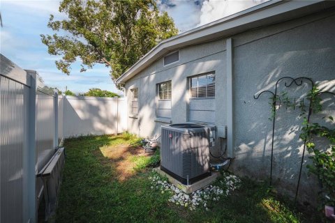 Casa en venta en Tampa, Florida, 4 dormitorios, 156.08 m2 № 1913341 - foto 28