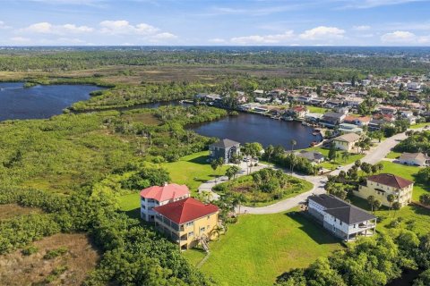 Villa ou maison à louer à Port Richey, Floride: 4 chambres, 392.23 m2 № 2416872 - photo 4
