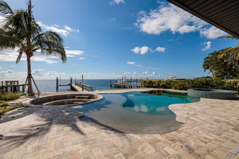 Casa en venta en Saint Petersburg, Florida, 3 dormitorios, 234.11 m2 № 1798255 - foto 1