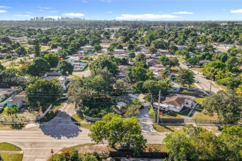 Купить виллу или дом в Майами, Флорида 3 спальни, 79.06м2, № 1991538 - фото 1