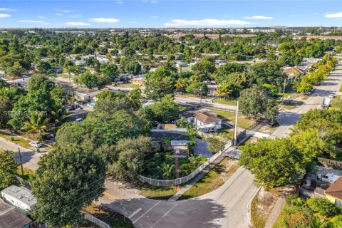 Купить виллу или дом в Майами, Флорида 3 спальни, 79.06м2, № 1991538 - фото 2