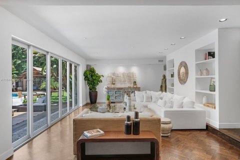 House in Miami, Florida 5 bedrooms, 354.33 sq.m. № 1825822 - photo 5