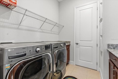 Casa en venta en Orlando, Florida, 5 dormitorios, 379.23 m2 № 2157443 - foto 30