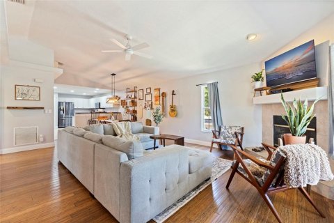 House in Saint Petersburg, Florida 4 bedrooms, 156.08 sq.m. № 2238006 - photo 2