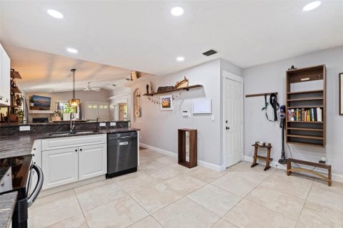 House in Saint Petersburg, Florida 4 bedrooms, 156.08 sq.m. № 2238006 - photo 18