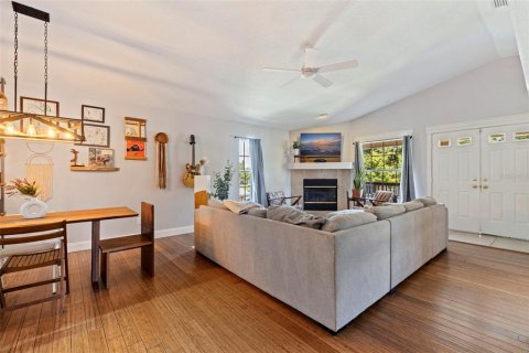 House in Saint Petersburg, Florida 4 bedrooms, 156.08 sq.m. № 2238006 - photo 12