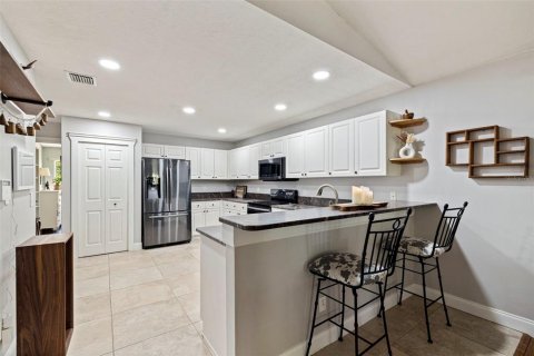 House in Saint Petersburg, Florida 4 bedrooms, 156.08 sq.m. № 2238006 - photo 3