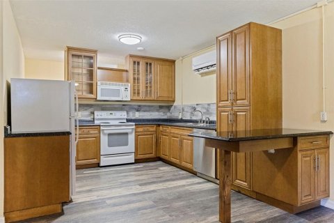 House in Saint Petersburg, Florida 4 bedrooms, 156.08 sq.m. № 2238006 - photo 25
