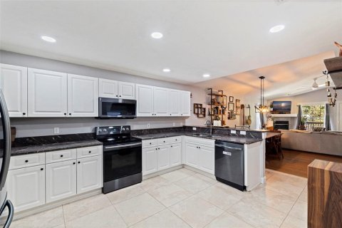 House in Saint Petersburg, Florida 4 bedrooms, 156.08 sq.m. № 2238006 - photo 17