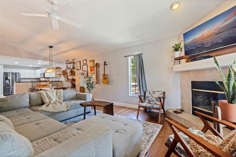 House in Saint Petersburg, Florida 4 bedrooms, 156.08 sq.m. № 2238006 - photo 9