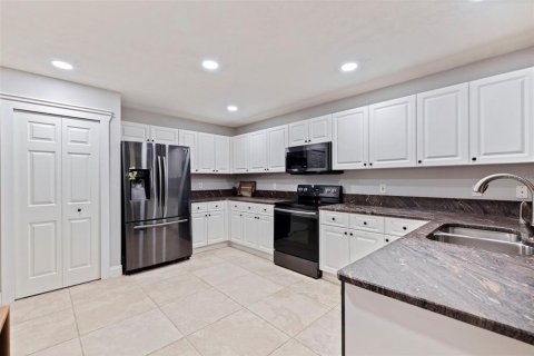 House in Saint Petersburg, Florida 4 bedrooms, 156.08 sq.m. № 2238006 - photo 15