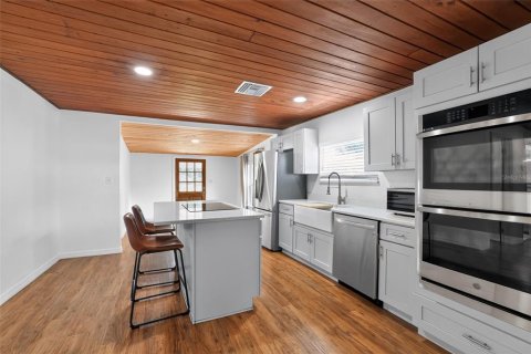 House in Zephyrhills, Florida 2 bedrooms, 80.27 sq.m. № 2279726 - photo 5