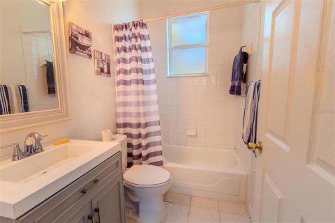 House in Davenport, Florida 5 bedrooms, 201.23 sq.m. № 2122629 - photo 12
