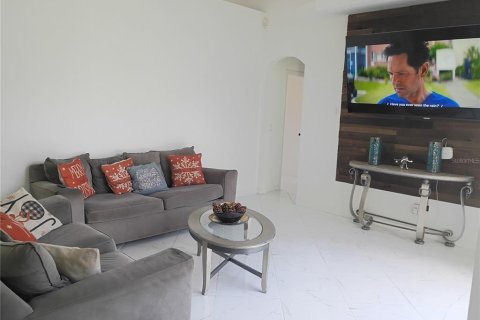House in Davenport, Florida 5 bedrooms, 201.23 sq.m. № 2122629 - photo 8