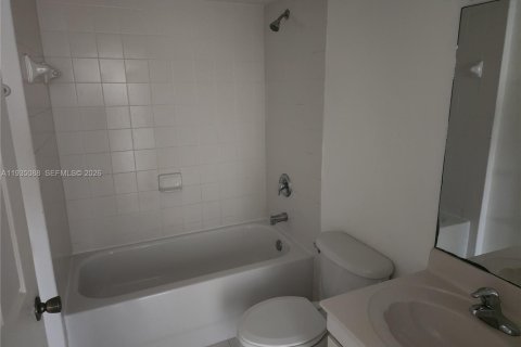 Townhouse in Cutler Bay, Florida 3 bedrooms, 94.57 sq.m. № 1993255 - photo 18