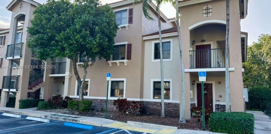 Townhouse in Cutler Bay, Florida 3 bedrooms, 94.57 sq.m. № 1993255