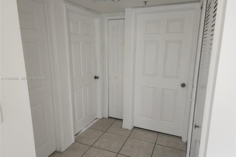 Townhouse in Cutler Bay, Florida 3 bedrooms, 94.57 sq.m. № 1993255 - photo 14