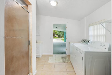 Propiedad comercial en venta en St. Lucie, Florida, 228.91 m2 № 1934975 - foto 16