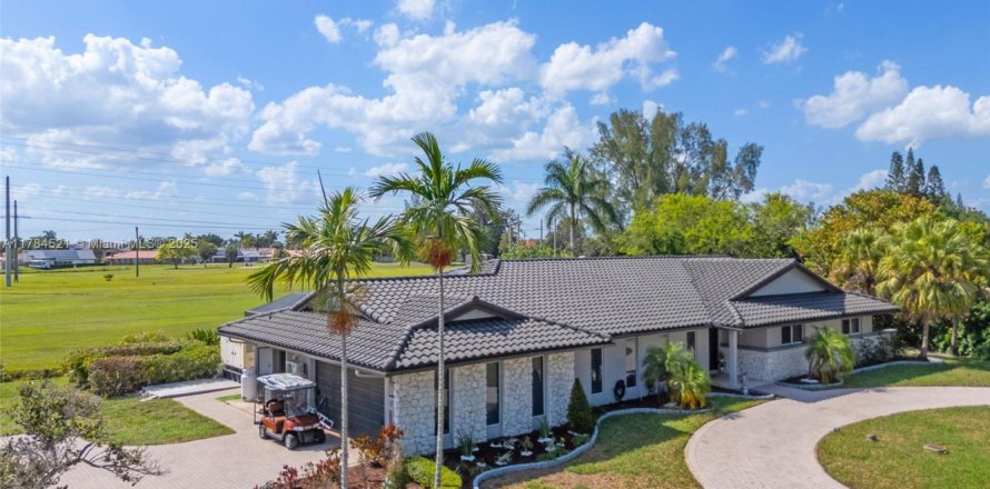 House in Hialeah, Florida 5 bedrooms, 311.59 sq.m. № 1862454