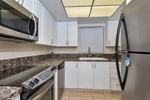 Condo in Fort Lauderdale, Florida, 1 bedroom  № 2040061 - photo 11