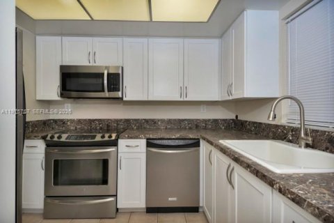 Condo in Fort Lauderdale, Florida, 1 bedroom  № 2040061 - photo 10