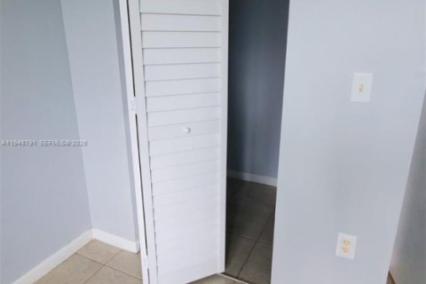 Снять в аренду кондоминиум в Лейк-Уорт, Флорида 2 спальни, 102.66м2, № 2004662 - фото 8