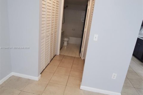 Снять в аренду кондоминиум в Лейк-Уорт, Флорида 2 спальни, 102.66м2, № 2004662 - фото 7