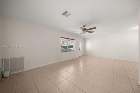 House in Sebring, Florida 2 bedrooms, 171.5 sq.m. № 2397140 - photo 4