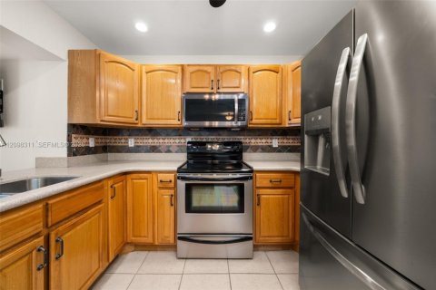 House in Sebring, Florida 2 bedrooms, 171.5 sq.m. № 2397140 - photo 11
