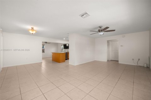 House in Sebring, Florida 2 bedrooms, 171.5 sq.m. № 2397140 - photo 2