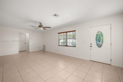 House in Sebring, Florida 2 bedrooms, 171.5 sq.m. № 2397140 - photo 3