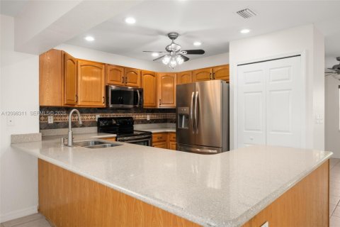 House in Sebring, Florida 2 bedrooms, 171.5 sq.m. № 2397140 - photo 10