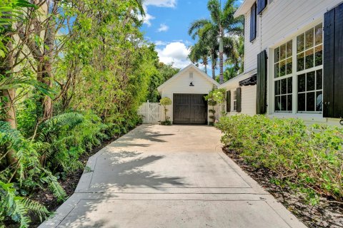 House in Delray Beach, Florida 4 bedrooms, 233.46 sq.m. № 2158283 - photo 17